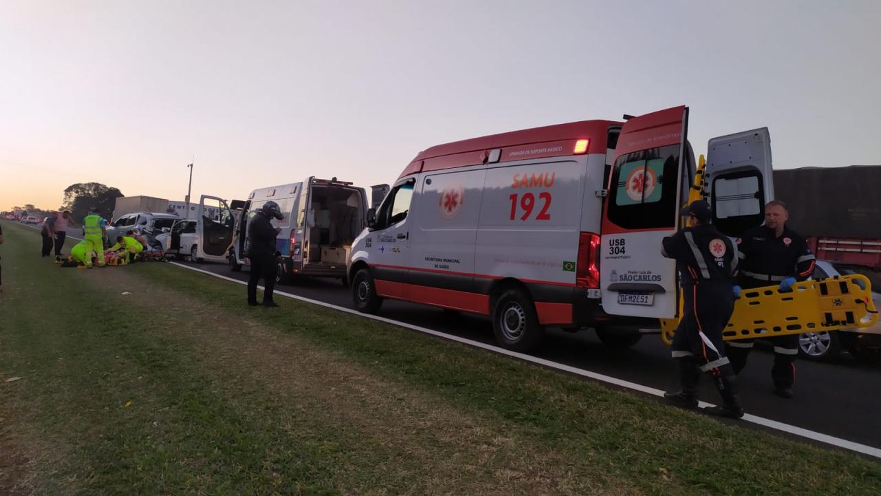 Foto 9 de 10 — Grave acidente na rodovia Washington Luís deixa 5 feridos na região de Araraquara